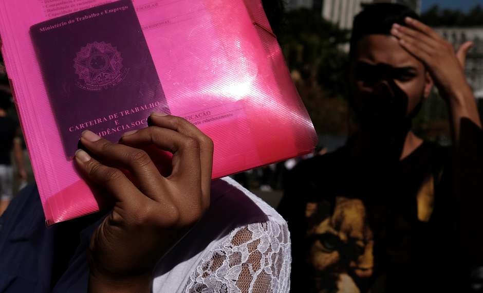 Nova regra tira abono salarial de 12,7 milhões Mulher segura pasta com carteira de trabalho em fila para vaga de emprego em São Paulo
Foto: Nacho Doce / Reuters