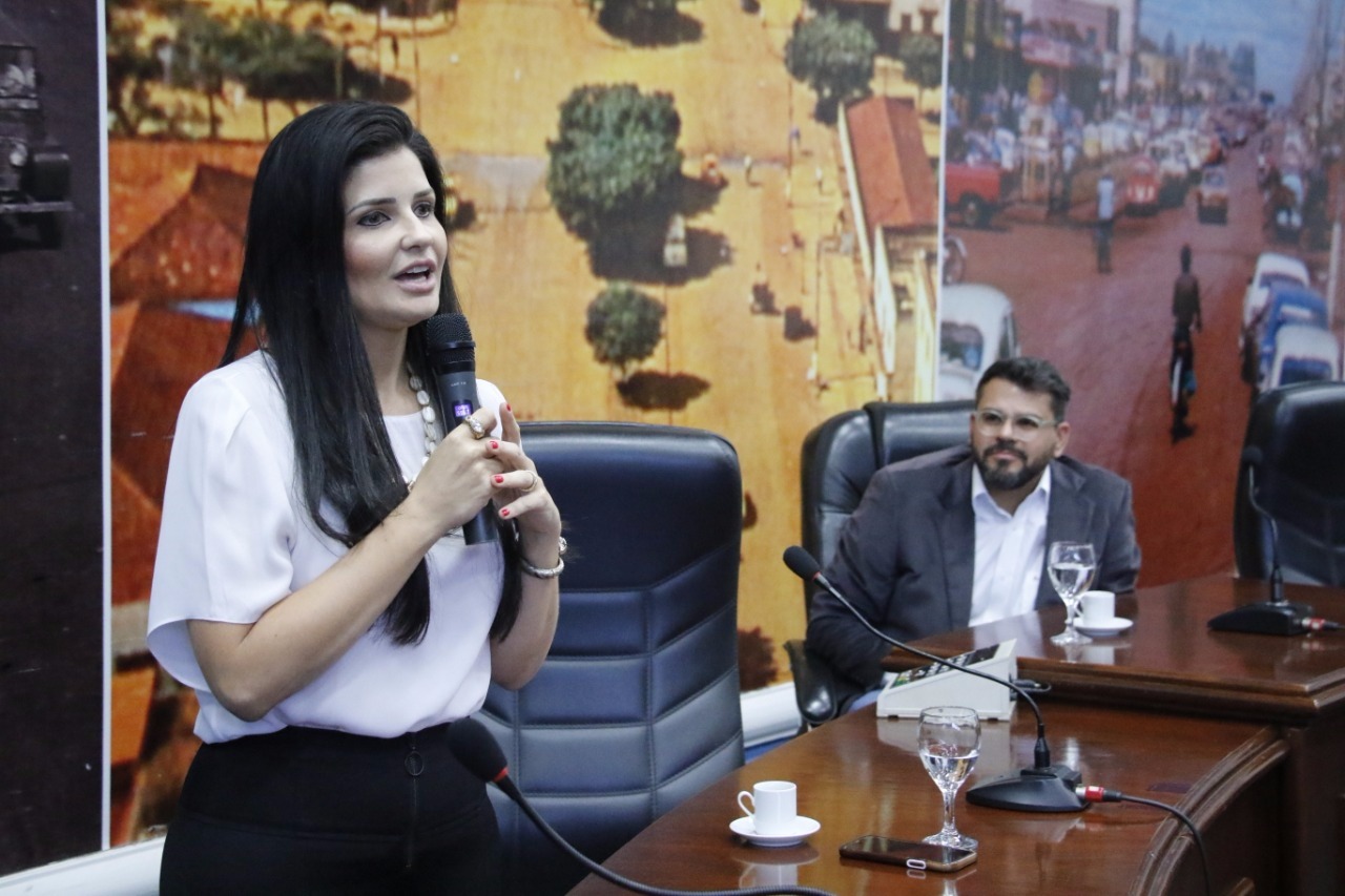 Direitos da criança estar em família foi tema de seminário em Dourados A psicóloga Caroline Velasco foi a palestrante do Seminário proposto pelo vereador Mauricio. Foto Thiago Morais