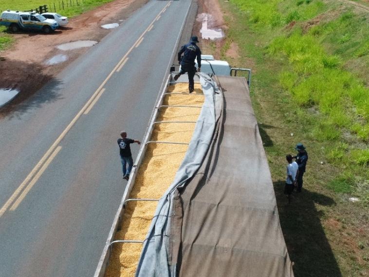 Caminhoneiro é flagrado com 1,1 tonelada de maconha em rodovia estadual Caminhoneiro é flagrado com 1,1 tonelada de maconha em rodovia estadual