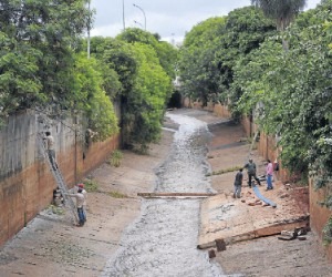 Queda de placa de concreto revela risco de mais desabamento Mesma placa que caiu foi recolocada, mas raízes das árvores podem “expulsar” outras - Álvaro Rezende