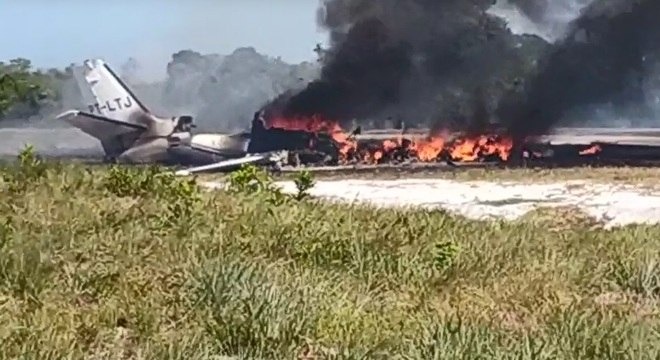 Uma pessoa morre e nove ficam feridas em queda de avião na Bahia Aeronave explodiu logo após a queda deixando um rastro de fumaça na região
Reprodução