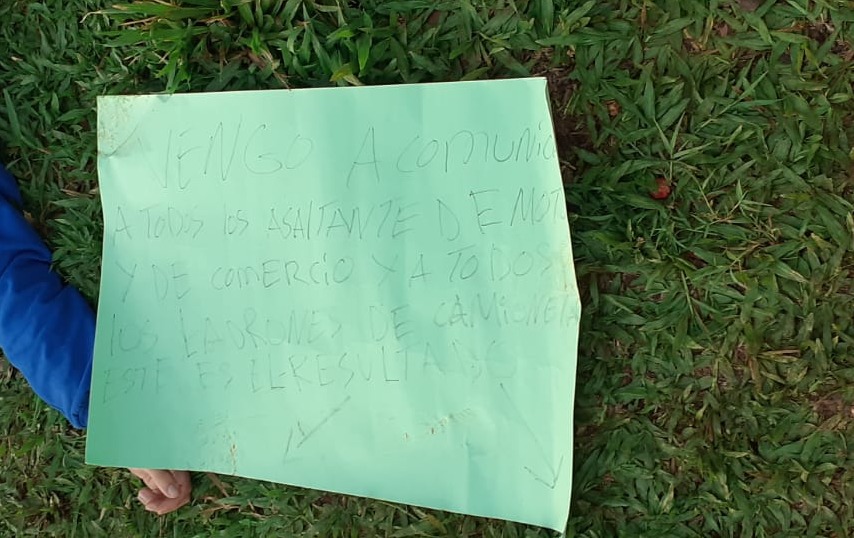 Homem é executado na fronteira e cartaz é deixado ao lado do corpo Redes sociais (whatsapp)