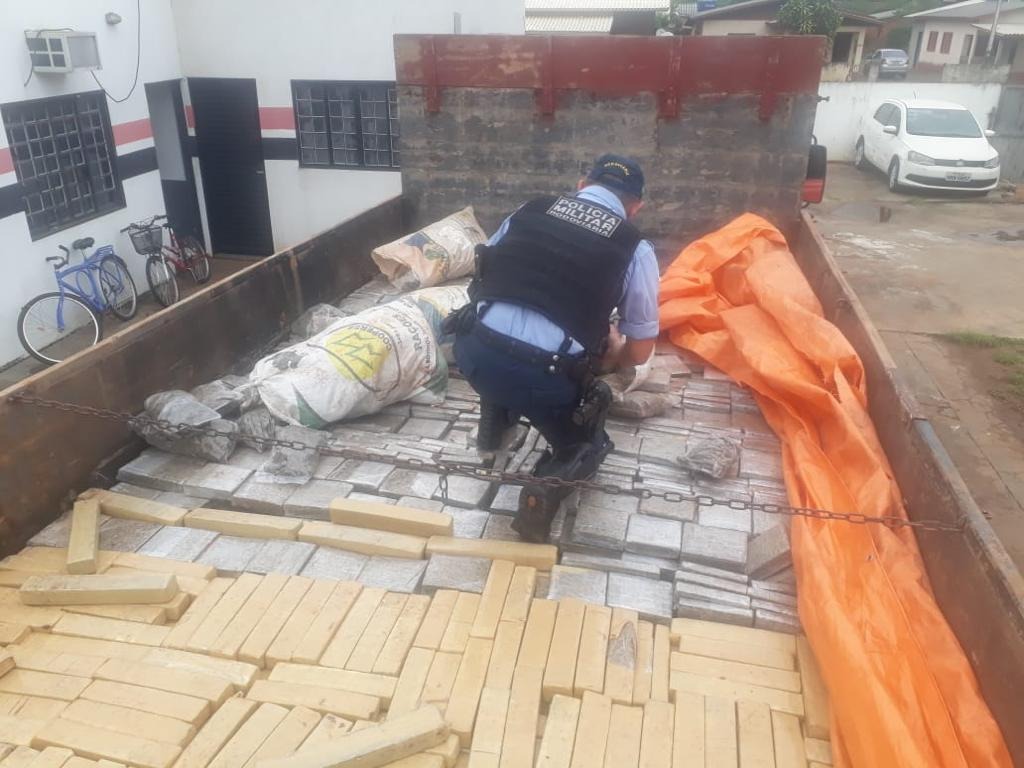 Polícia encontra quase 3 toneladas de maconha em fundo falso de caminhão