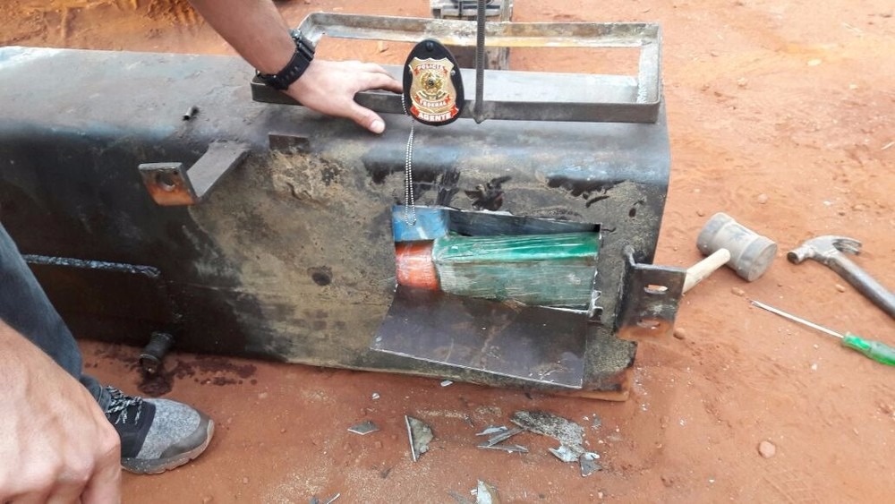 Cocaína avaliada em R$ 1,5 milhão é apreendida em tanque de trator Droga sendo encontrada pelos policiais federais (Foto: Polícia Federal/Divulgação)