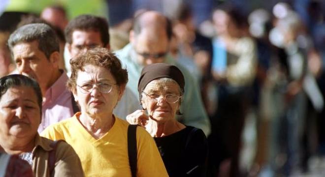 Idosos aguardam na fila do INSS em São Paulo; governo quer votar novo texto até o dia 13
ESTADÃO CONTEÚDO/Celso Junior/ Arquivo