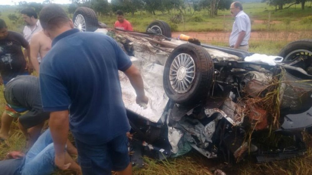 Grave acidente envolvendo três veículos ocorreu nesta tarde na BR-267, em Nova Andradina (Foto: Fabricio Andrade/Arquivo Pessoal)