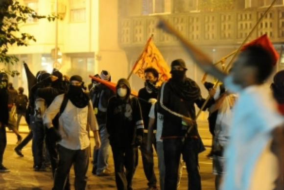 Jornalistas correm riscos ao cobrir manifestações de rua no Brasil         EBC

