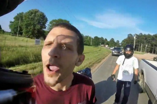 Motorista diz 'não me importo' após quase atropelar motoqueiro e leva 'capacetada' de lição