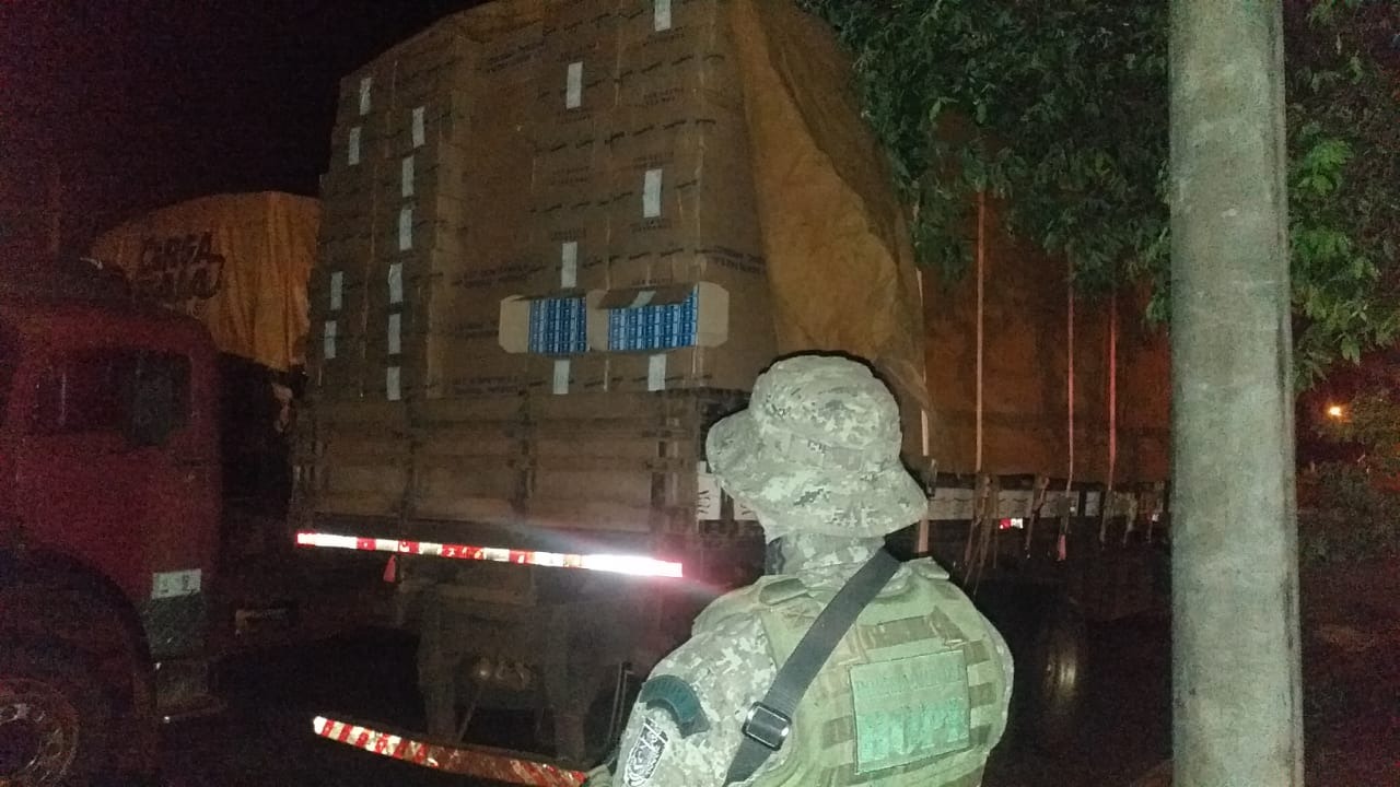 Bope e PF apreendem caminhão carregado com cigarros contrabandeados Divulgação/Bope