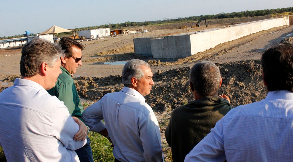 Reinaldo Azambuja e o secretário Jaime Verruck em visita às obras do porto do grupo FV Cereais. Chico Ribeiro