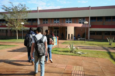 Técnicos em greve realizam panfletagem na volta as aulas de universidade