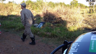 Corpo foi encontrado em terreno baldio no Bairro Morada do Sol - Foto: Valdenir Rezende / Correio do Estado