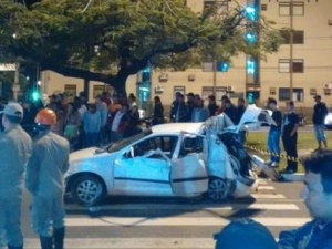 O celta ficou destruído na colisão (Foto: Direto das Ruas)