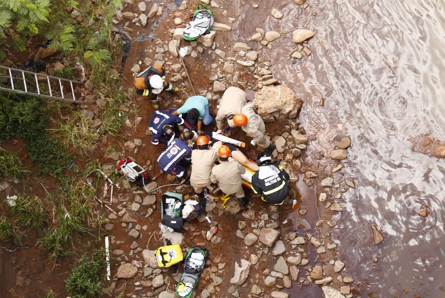 Bombeiros socorrem mulher que caiu no corrégo Anhanduí