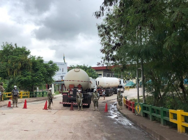 Militares montaram barreira logo na ponte da Amizade, divisa dos dois países.. Diário Corumbaense