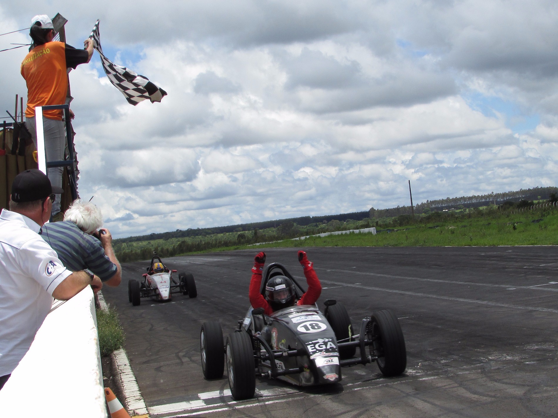 Sul-mato-grossense mantém liderança e decide título neste domingo Cristiano Denardi comemora vitória na prova deste sábado, em Campo Grande - Foto: Fernando Santos/Divulgação FVee