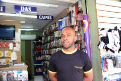 Vendedor Carlos Alessandro de Freitas/ Foto: Edemir Rodrigues