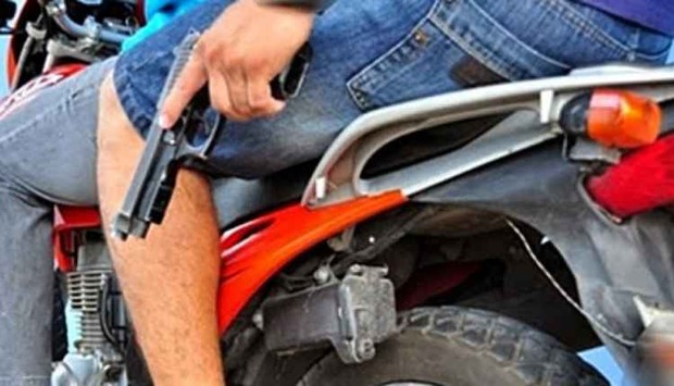 Dupla em moto assalta irmãos em frente à igreja