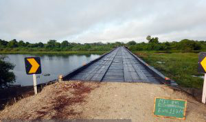 Em dois anos, Governo do Estado aplicou R$ 869 milhões do Fundersul na malha rodoviária Agesul reconstruiu a ponte sobre o Rio Nabileque, no Pantanal, tirando os produtores da região do isolamento
