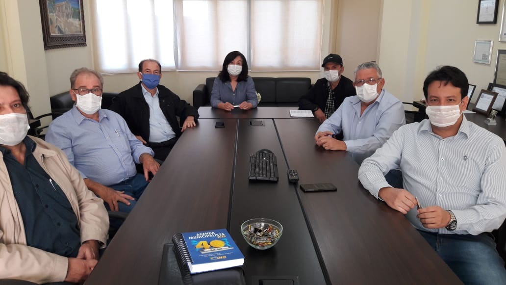 Dourados deverá isentar da Cosip beneficiários da Tarifa Social A prefeita Délia Razuk, procurador-geral e secretário reunidos com vereadores na manhã desta quarta-feira no Gabinete. Nicanor Coelho