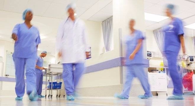 MEC quer proibir novos cursos de medicina Apesar de vir aumentando o número de médicos recém-formados, o Brasil ainda diploma menos profissionais que países europeus
BBC BRASIL