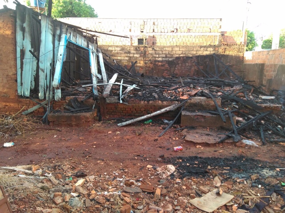 Sobraram apenas as cinzas da casa incendiada, usada por usuários de droga e moradores de rua em Campo Grande (MS) (Foto: Osvaldo Nóbrega)