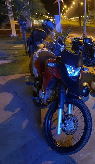 PM prende dupla com moto roubada e pistola em posto de combustível PM prende dupla com moto roubada e pistola em posto de combustível