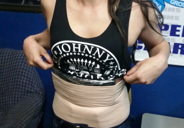 Mulher é presa em ônibus levando haxixe preso ao corpo A droga estava presa ao corpo da mulher.