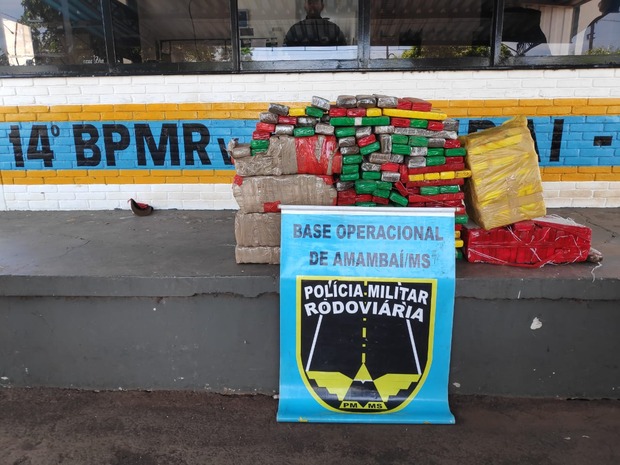 Adolescente é apreendido e jovem preso com 240 kg de maconha na MS-289 Adolescente é apreendido e jovem preso com 240 kg de maconha na MS-289