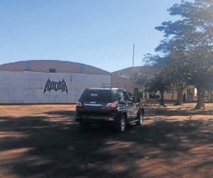 Grupo arrendou hangar e montou até sala de jogos para servir de base para traficantes Policiais da Delegacia de Repressão ao Crime Organizado estiveram em hangar ontem - Reprodução
