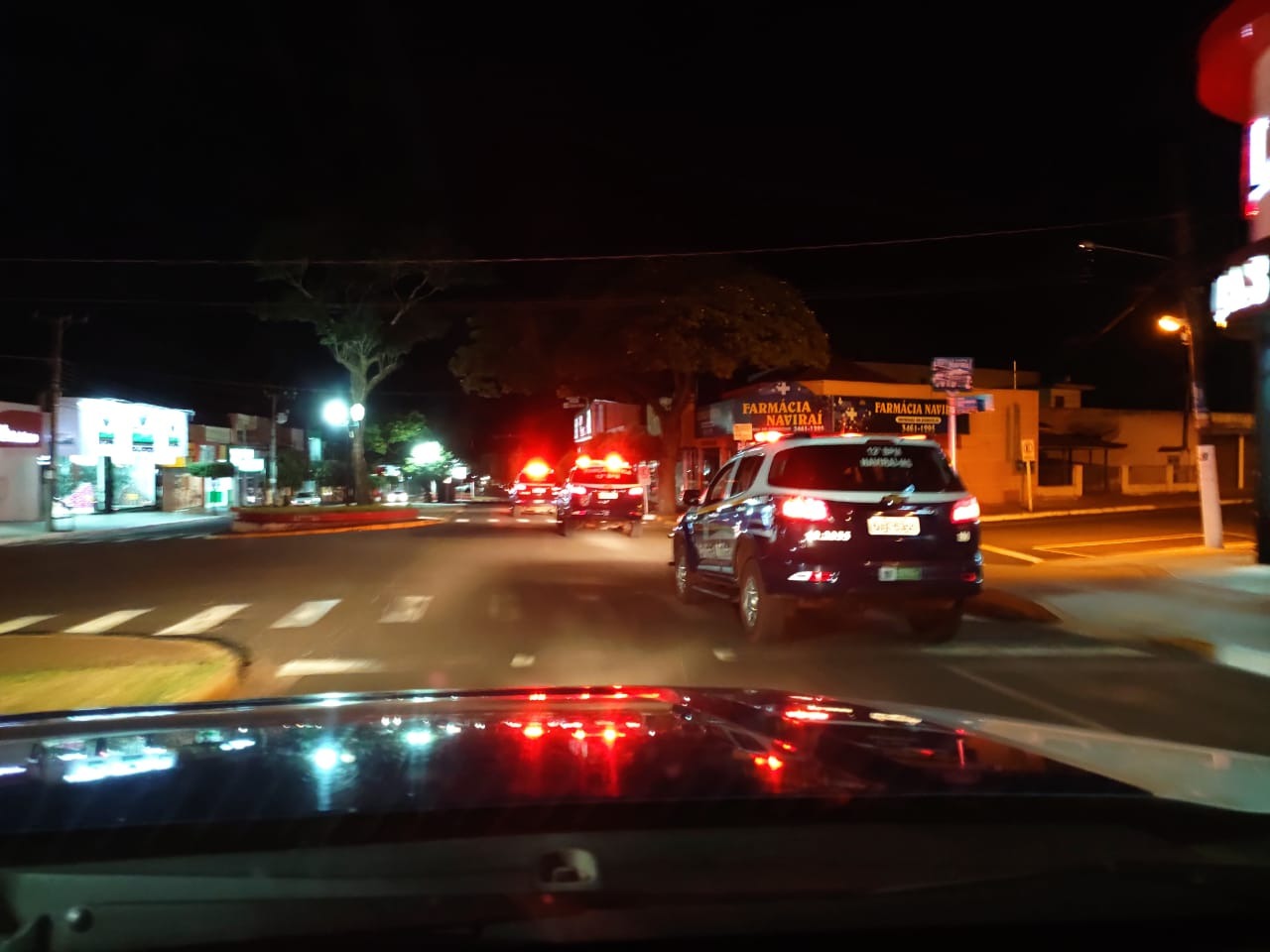 Vias de Campo Grande ficam desertas na primeira noite de toque de recolher Viaturas da PM durante patrulhamento na Av. Calógeras com Av. Das Bandeiras. Divulgação
