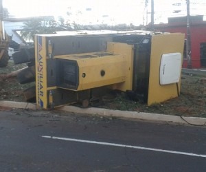 Rolo tombado na Avenida Mato Grosso, em obra que está em andamento - Gerson Oliveira