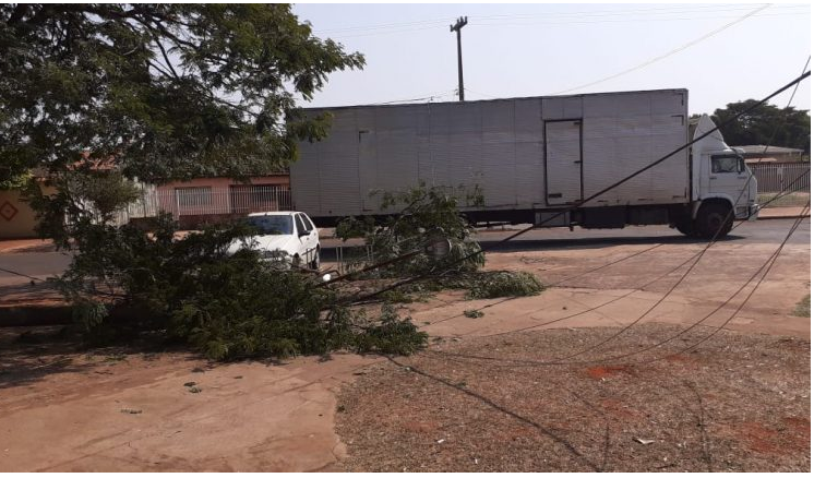 Caminhão derruba poste de energia e deixa unidade de saúde sem luz na Capital Reprodução