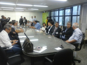 Reunião entre representantes do hospital, políticos e sindicatos aconteceu no gabinete da presidência da Assembleia Legislativa. (Foto:Leonardo Rocha)