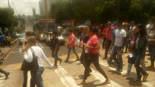 Candidatos seguem para local de prova do Enem na Rua Ceará, em Campo Grande - Foto: Natália Yahn/Correio do Estado