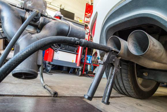 A estagnação e redução das emissões de gases com efeito de estufa implicam mudança profunda em direção às energias verdes e o abandono dos combustíveis fósseis (petróleo, carvão e gás)EPA/Patrick Pleul/Agência Lusa/Direitos Reservados