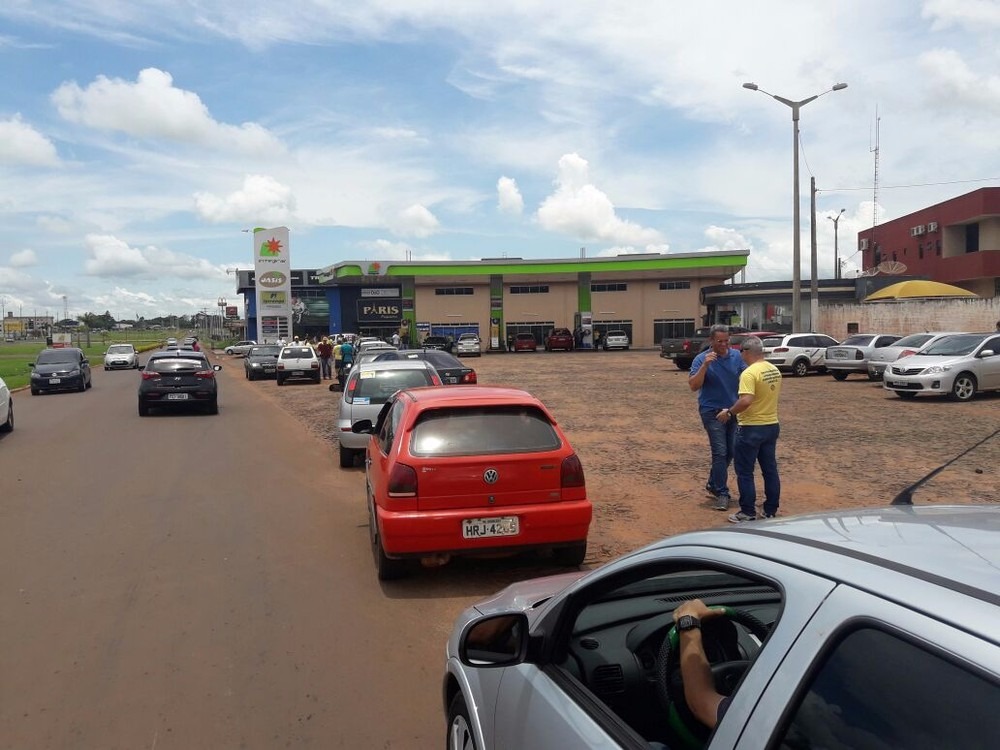 Fila de carros brasileiros aguardando para abastecer do lado Paraguaio (Foto: Carlos da Cruy)
