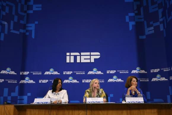 Brasília - A presidente do Inep, Maria Inês Fini (no centro), divulga balanço do primeiro dia de provas do EnemFabio Rodrigues Pozzebom/Agência Brasil