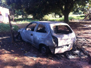Dos seis carros, quatro foram totalmente destruídos 
(Foto: Luciana Brasil)