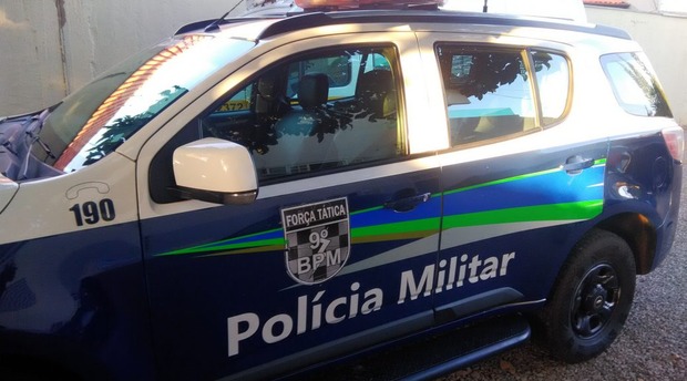 Homem faz buraco em parede de casa mas termina preso