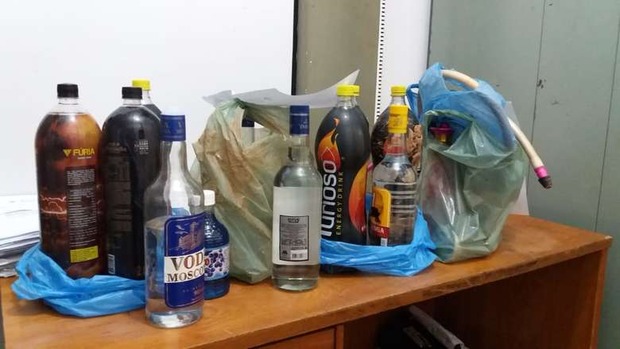 Adolescentes são apreendidos em festa com som alto e bebida Adolescentes são apreendidos em festa com som alto e bebida