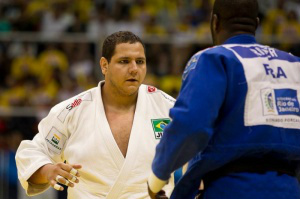 O campo-grandense perdeu a semifinal para o judoca francês, mas reagiu e conquistou o bronze 
(Foto: Confederação Brasileira de Judô)