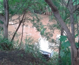 Motocicleta dentro do Rio Anhandui - Paulo Ribas/ Correio do Estado