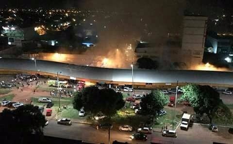 Fogo destruiu boxes de comércio popular na linha de fronteira do Brasil com o Paraguai