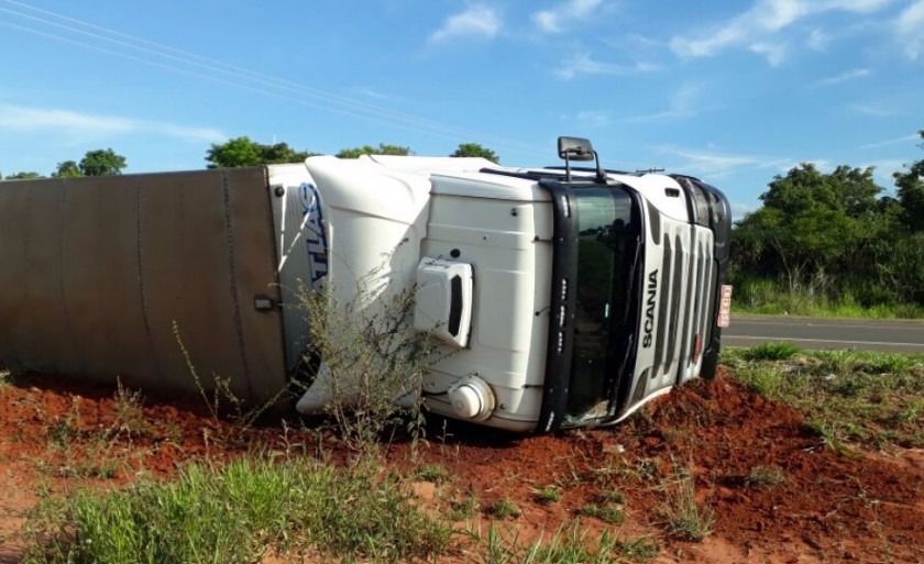 Carreta ficou tombada na margem direita da pista, no sentido a Três Lagoas - Reprodução/internet