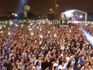 Público canta no show do rapper Pregador Luo (Foto: Carolina Dantas/G1)