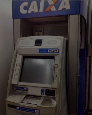 Clientes da CEF encontram dispositivo para golpe com cartão instalado em caixa eletrônico Clientes da CEF encontram dispositivo para golpe com cartão instalado em caixa eletrônico