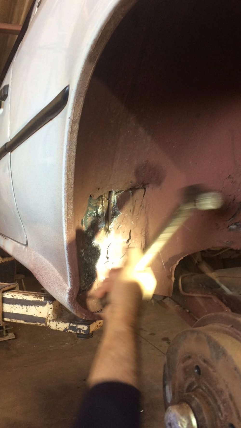 PF retirando os tabletes de cocaína da lataria do carro (Foto: PF/Divulgação)