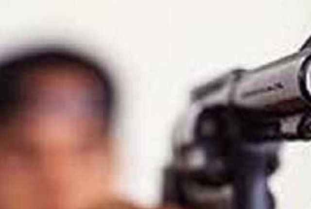 Jovem que saía de casa noturna leva tiro na perna de motociclista