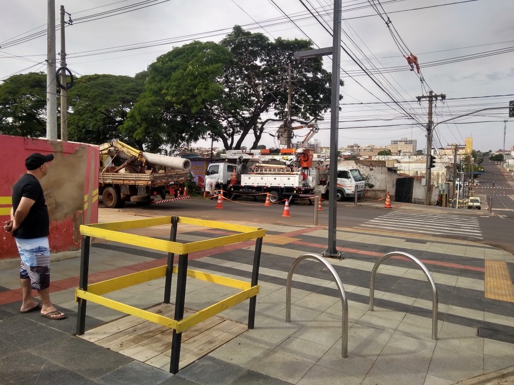 Ansiosos, moradores acompanham etapa retiradas de postes da 14 de Julho